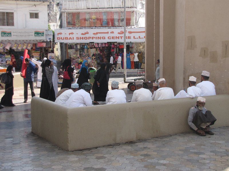 020211_muscat souq bankje.JPG - Bankje bij de souq van Mutrah.